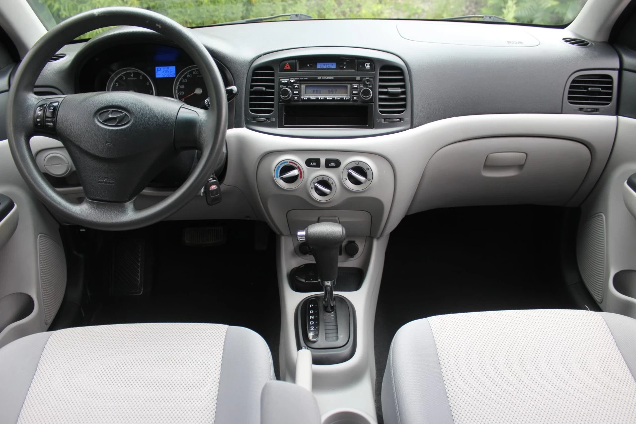 2011 Hyundai Accent GL Image principale